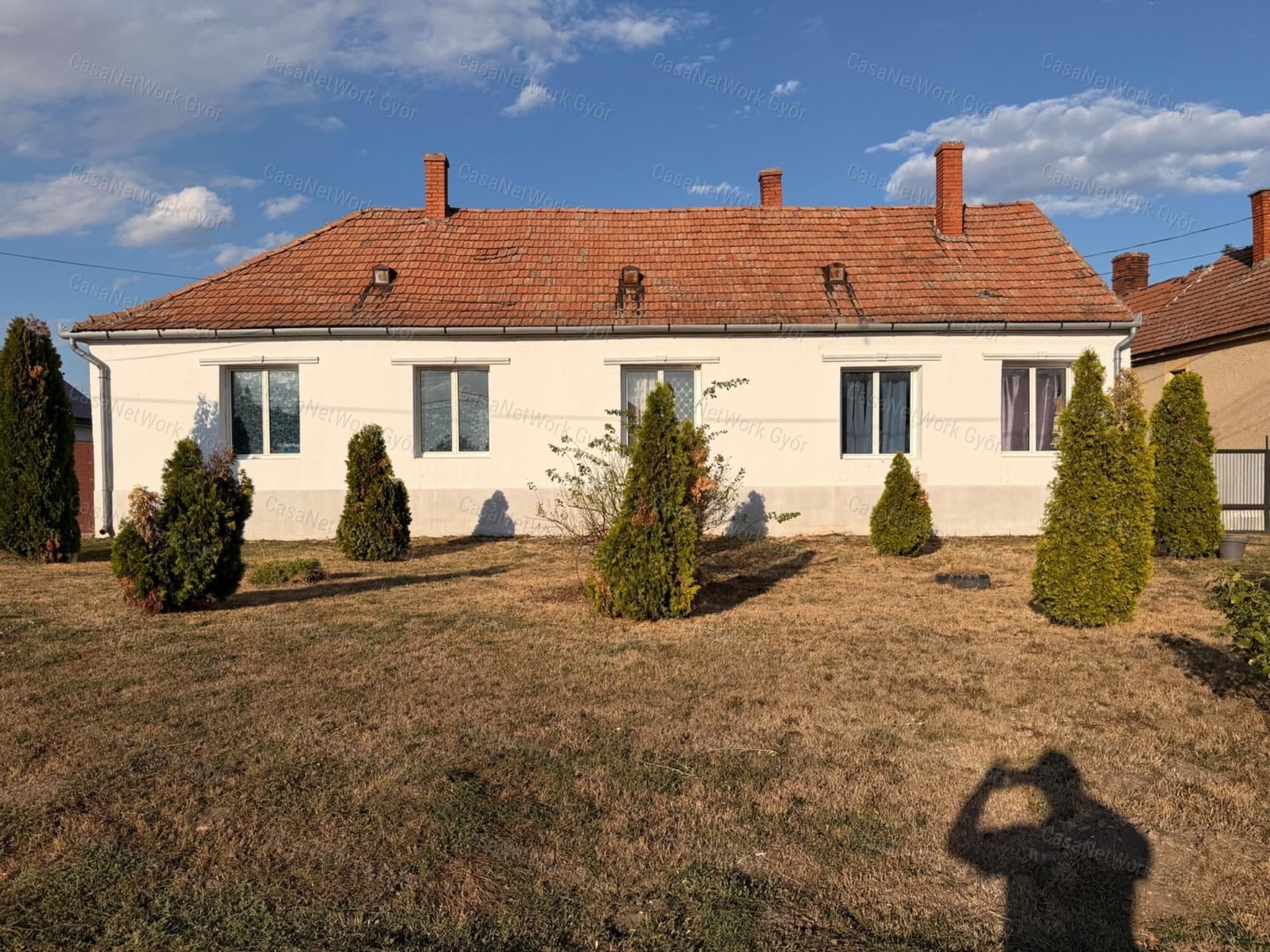 GERÄUMIGES EINFAMILIENHAUS MIT 4 SCHLAFZIMMERN IM ZENTRUM VON SZIL ZU VERKAUFEN!