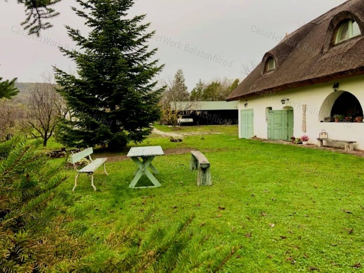 Autentisches Bauernhaus mit Reetdach in traditioneller Anordnung in Köveskál